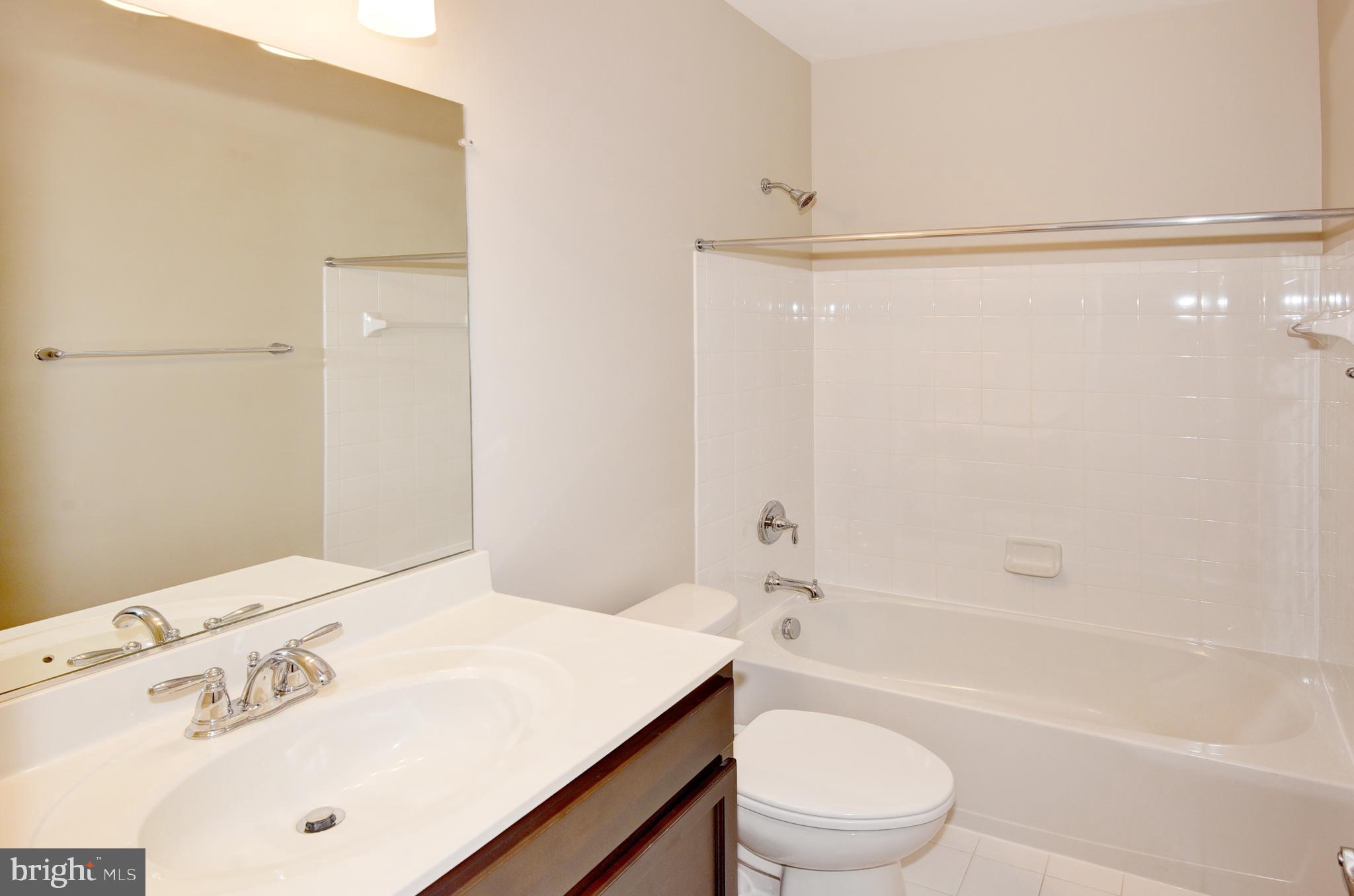 7477 Riding Meadow Way Manassas, VA 20111 - Photo 4 of 28 Main level full bathroom