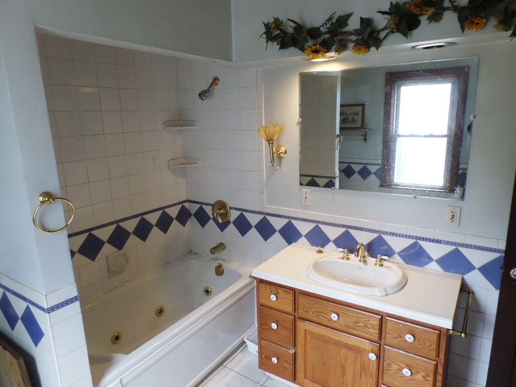 132 Carroll Street Springfield, MA 01108 - Photo 3 of 4