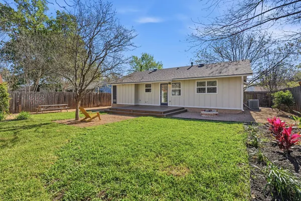 a view of a house with backyard and sitting area