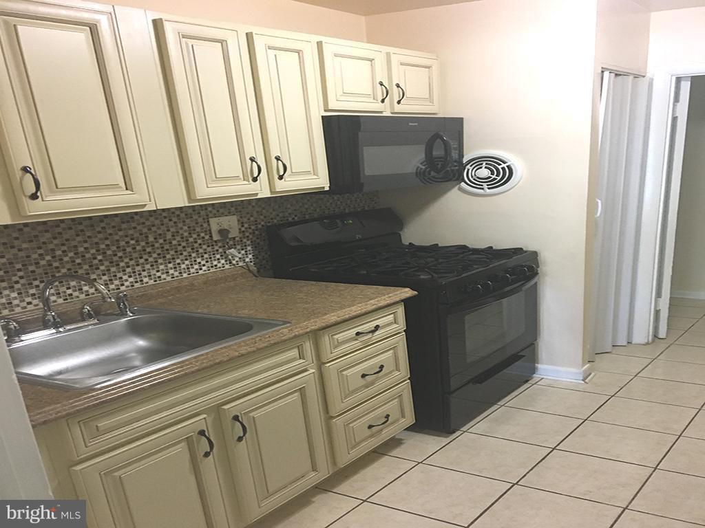 3835 St Barnabas Road, Unit 101 Suitland, MD 20746 - Photo 4 of 12 Kitchen