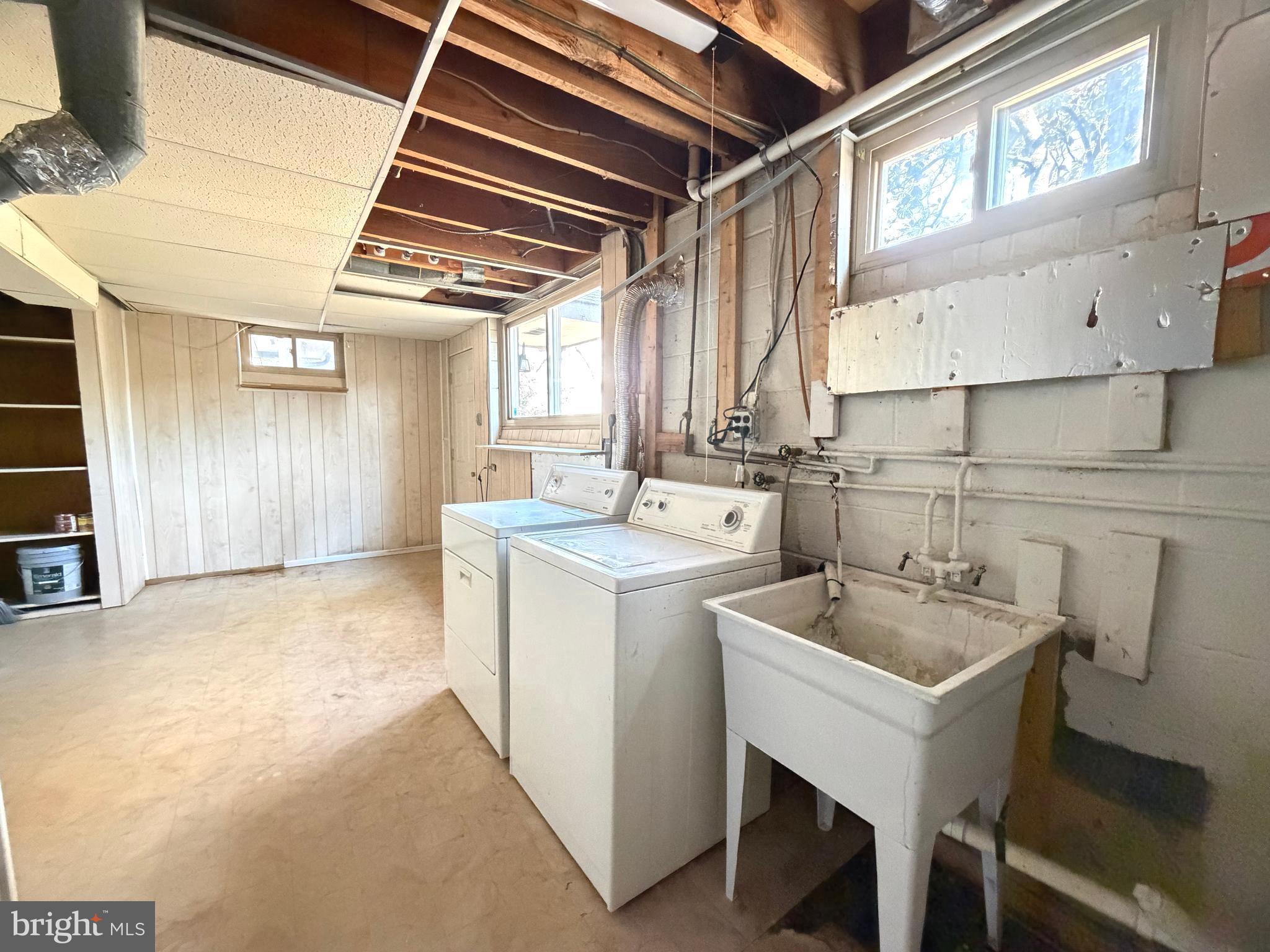 7819 McLean Street Manassas, VA 20111 - Photo 26 of 27 Washer and dryer included.