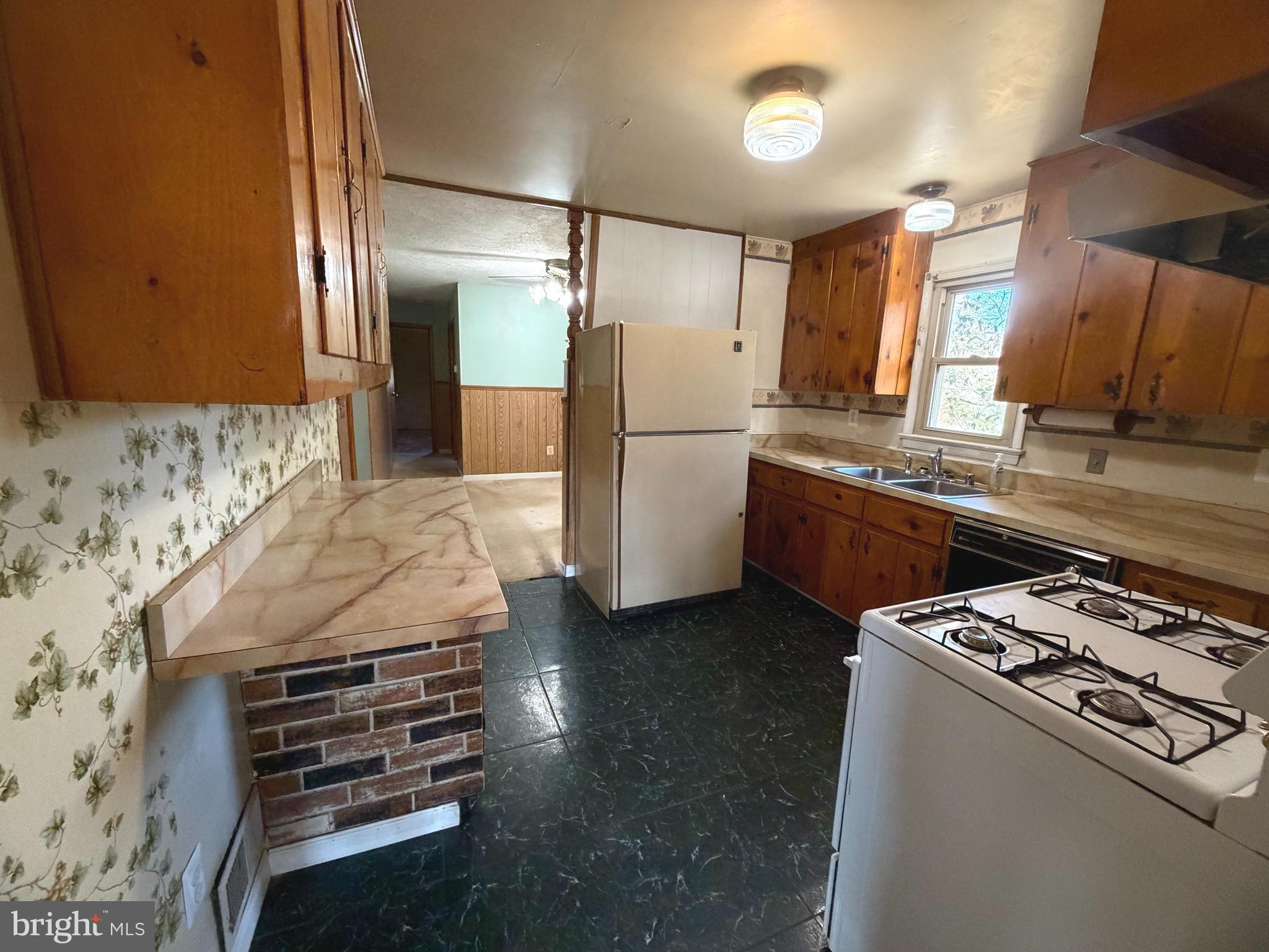 7819 McLean Street Manassas, VA 20111 - Photo 7 of 27 Kitchen.