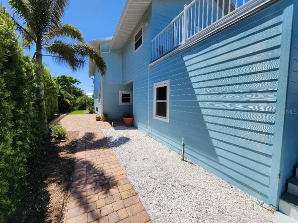 a view of backyard of the house