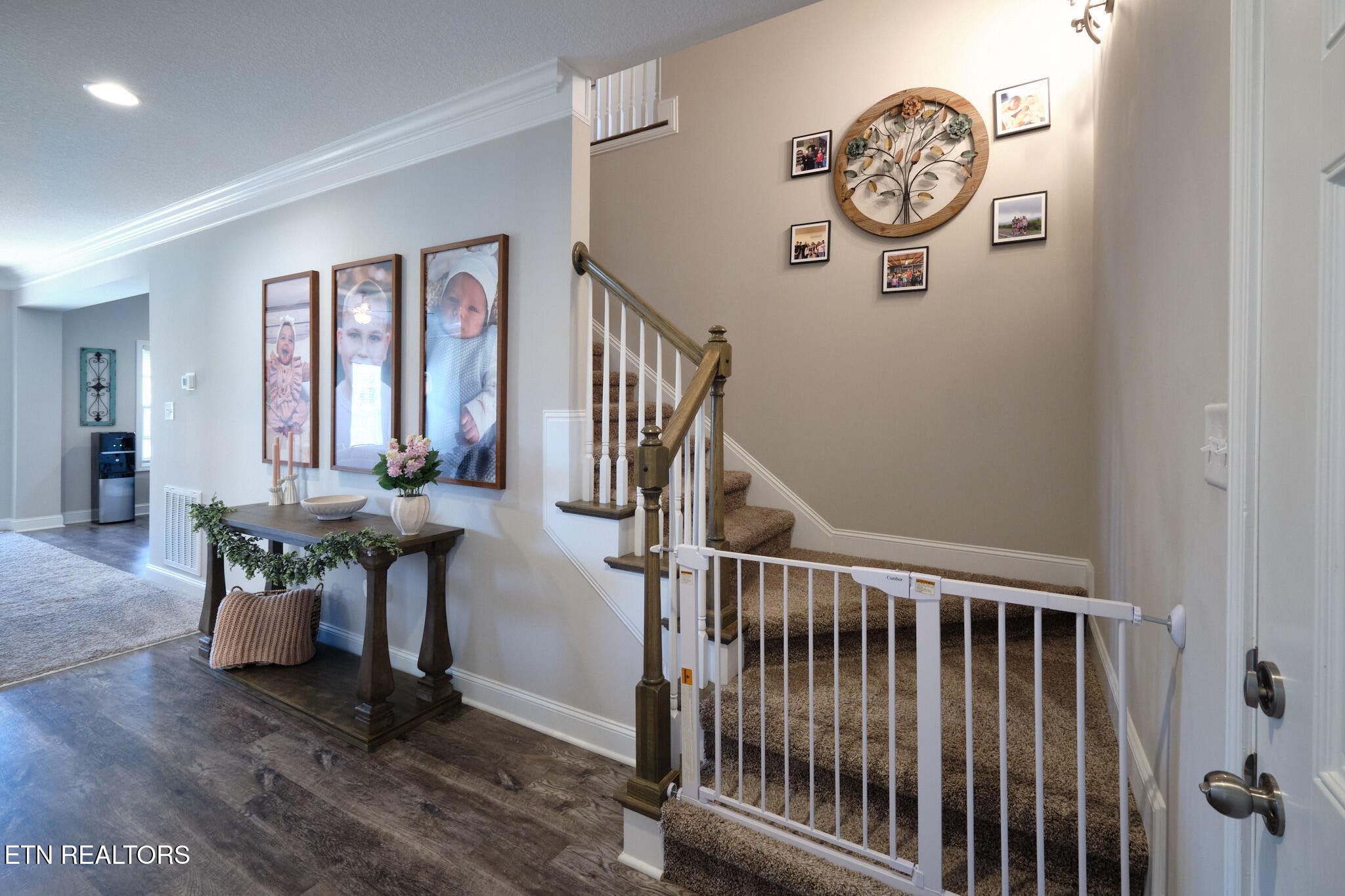 8155 Zenith Lane Powell, TN 37849 - Photo 7 of 45 a view of a hallway with seating area