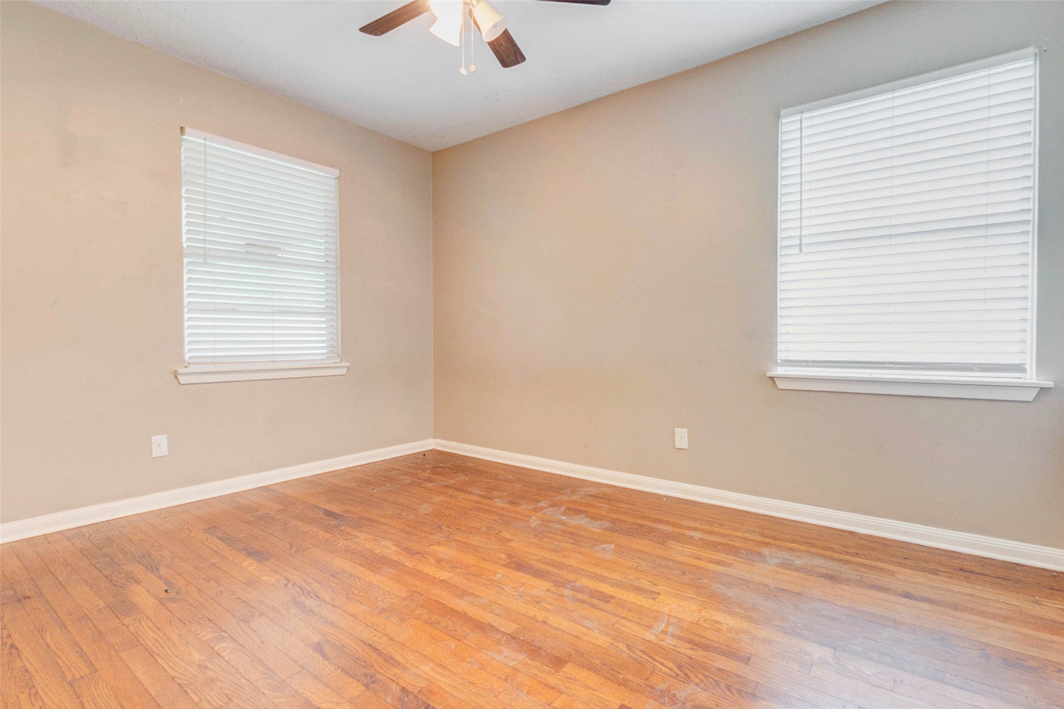 411 Burke Road Pasadena, TX 77506 - Photo 6 of 24 an empty room with a window