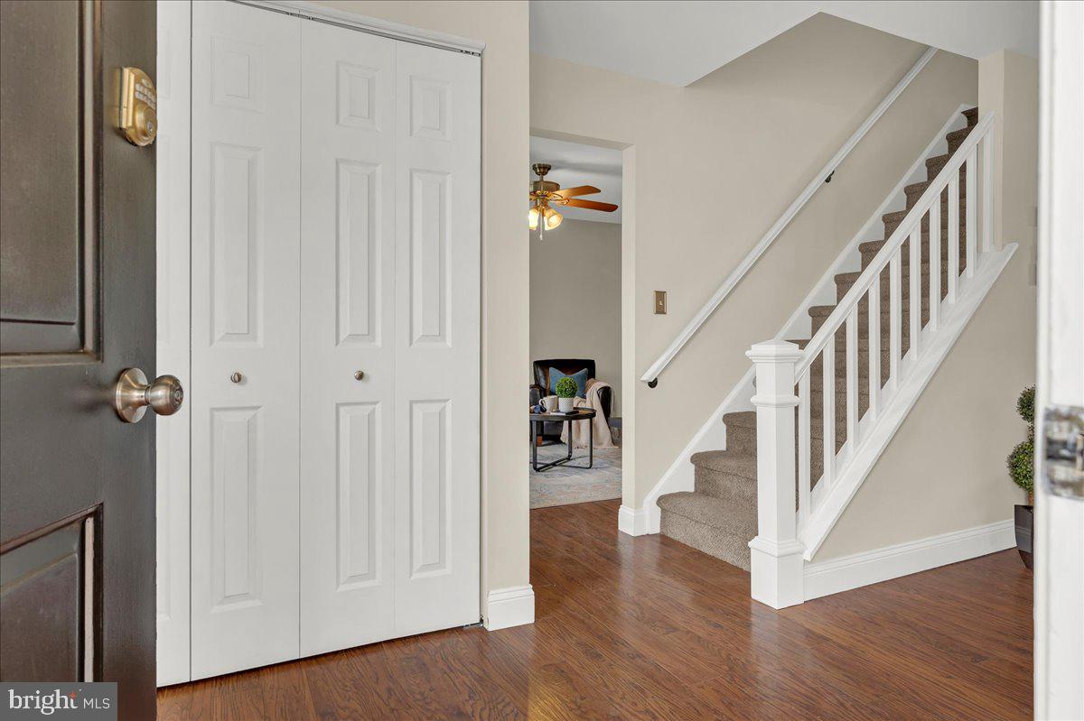 11 Warren Drive Newark, DE 19702 - Photo 2 of 39 Entry foyer