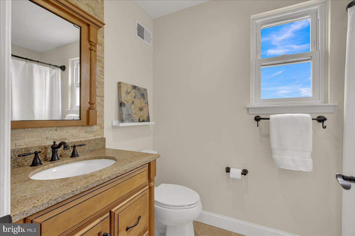 11 Warren Drive Newark, DE 19702 - Photo 22 of 39 Hall bath