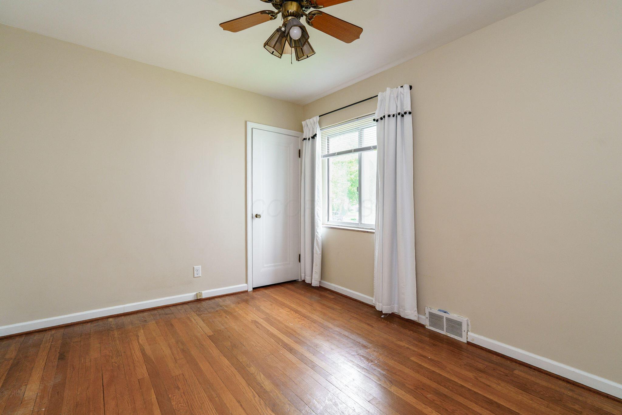 908 Vernon Road Columbus, OH 43209 - Photo 24 of 36 Bedroom 2