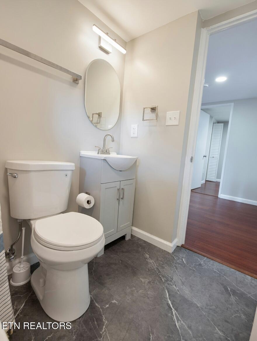 606 West Outer Drive Oak Ridge, TN 37830 - Photo 26 of 32 Bathroom