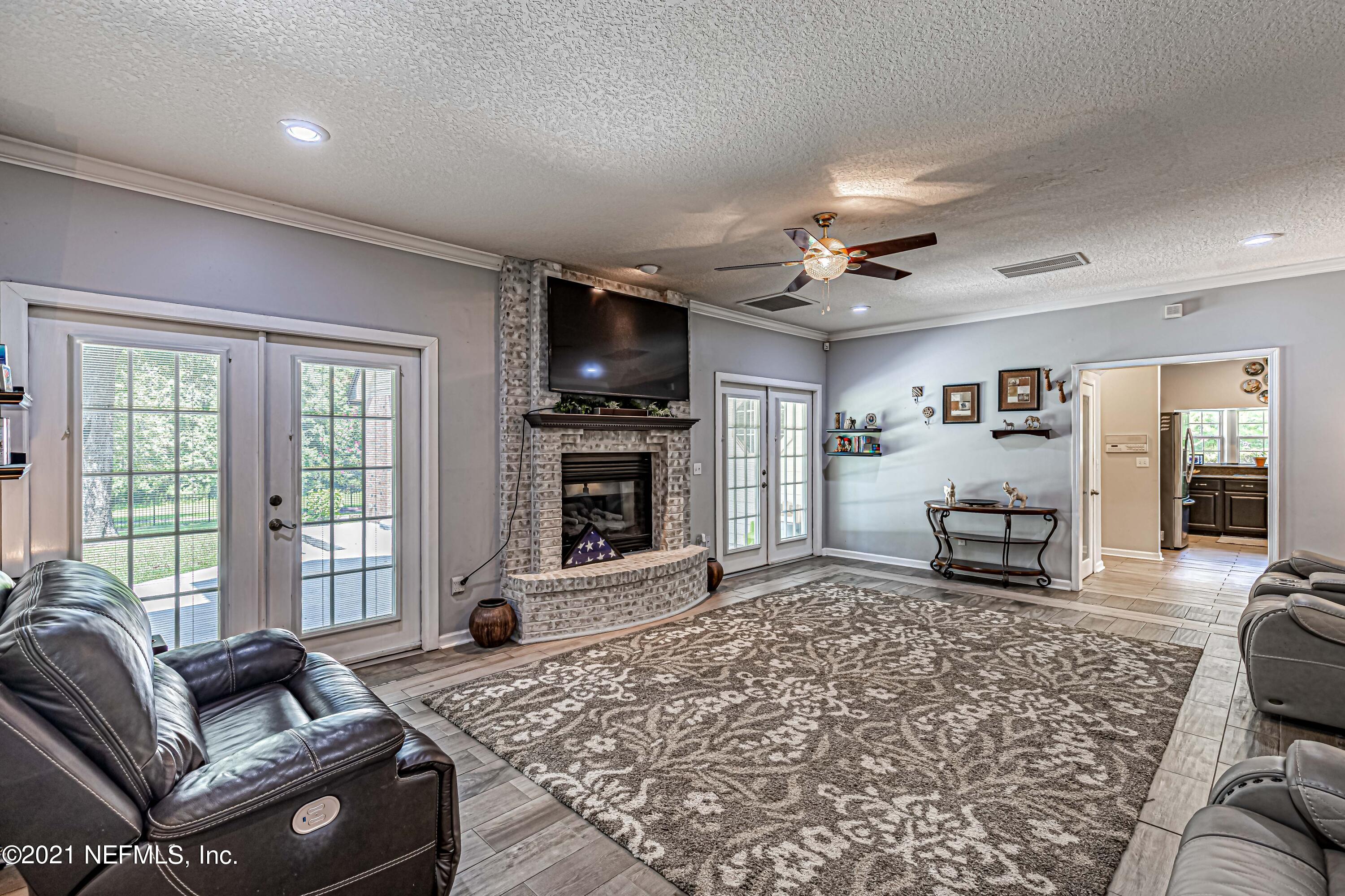 2814 Ravines Road Middleburg, FL 32068 - Photo 16 of 40 18-Living Room