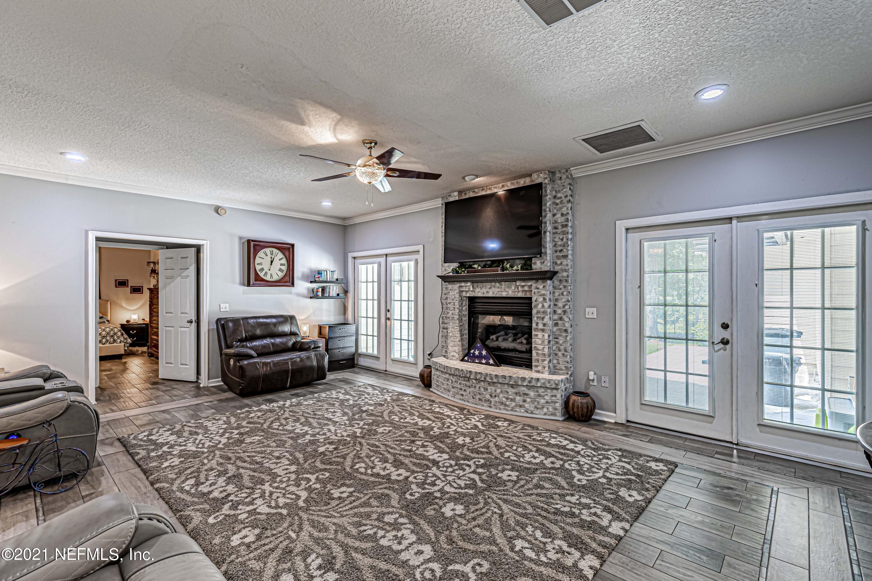 2814 Ravines Road Middleburg, FL 32068 - Photo 18 of 40 21-Living Room