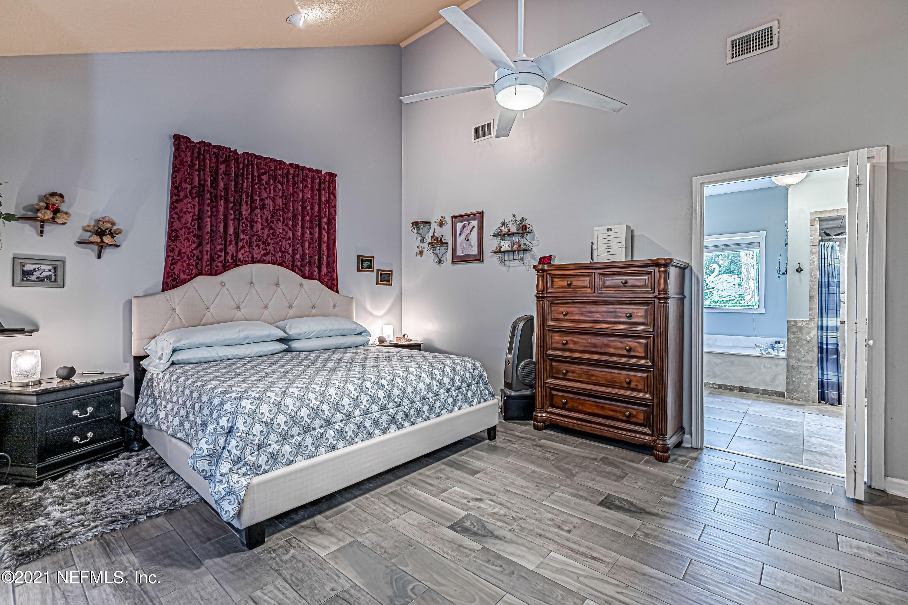 2814 Ravines Road Middleburg, FL 32068 - Photo 21 of 40 25-Primary Bedroom