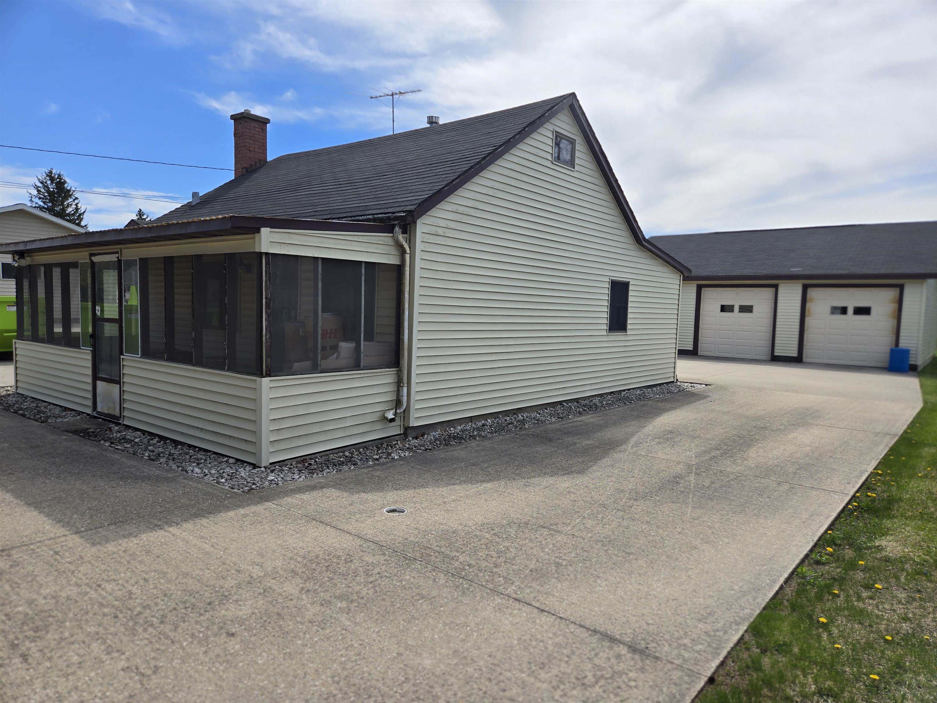 2020 Herman Road Manitowoc, WI 54220 - Photo 2 of 20
