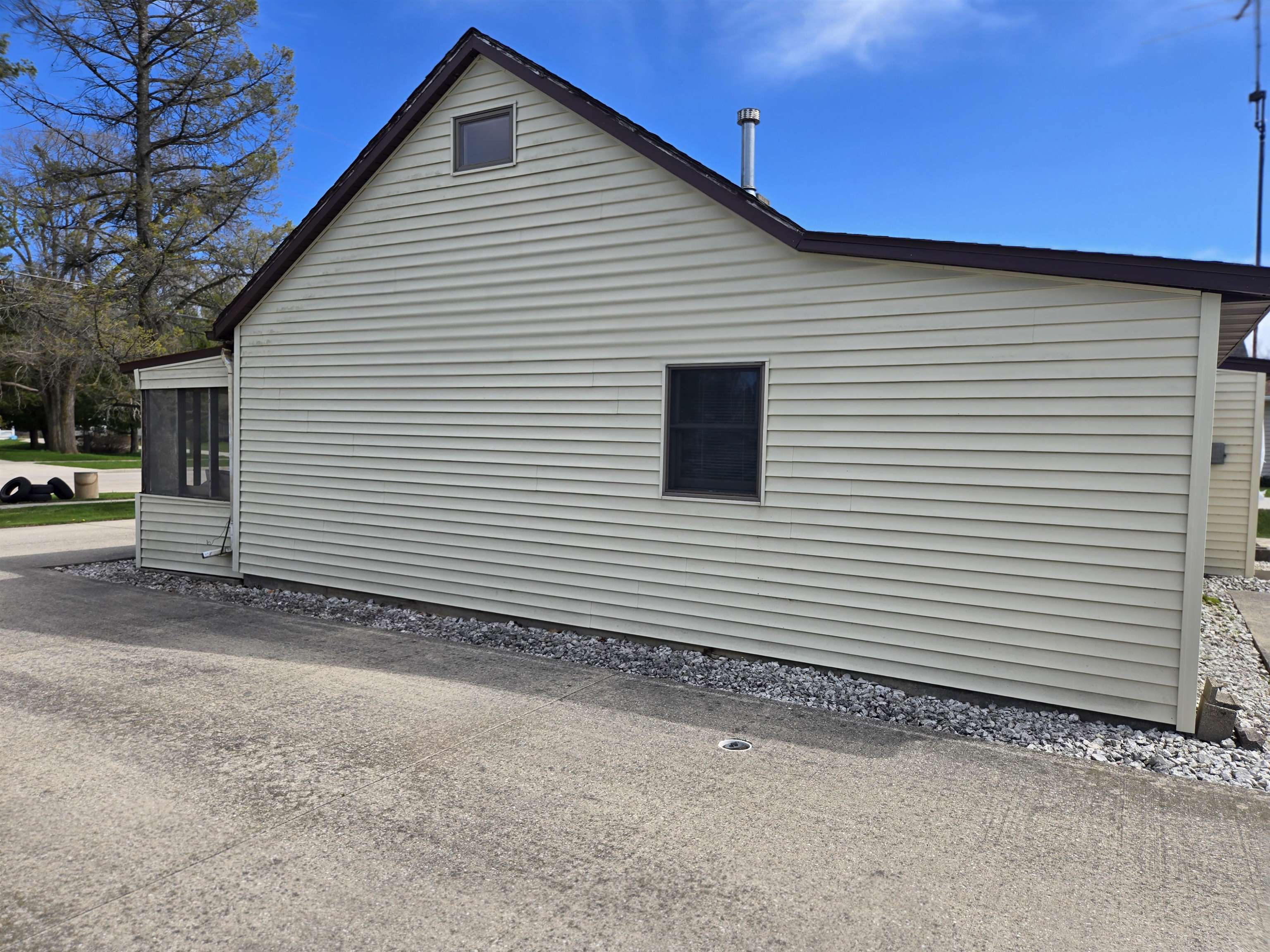 2020 Herman Road Manitowoc, WI 54220 - Photo 4 of 20