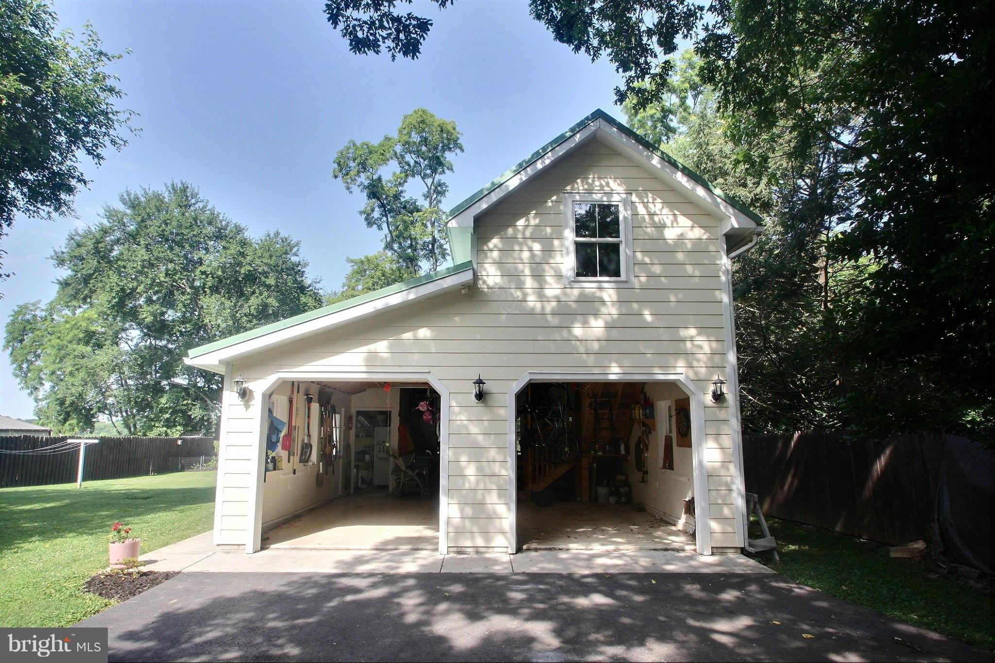 21404 Laytonsville Road Gaithersburg, MD 20882 - Photo 25 of 30 a front view of a house with garden