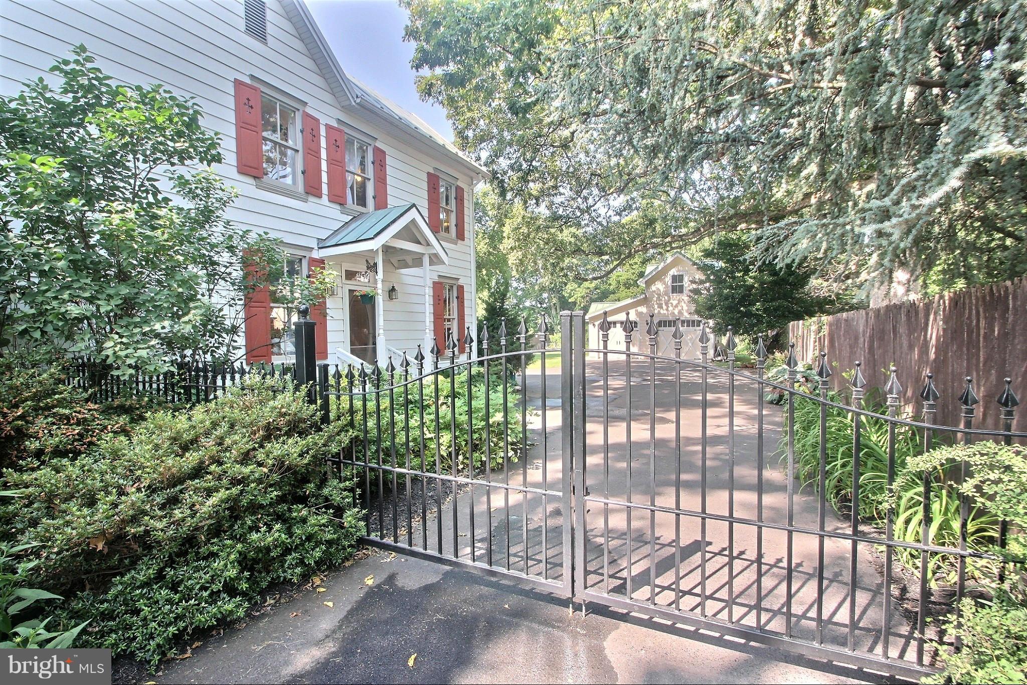 21404 Laytonsville Road Gaithersburg, MD 20882 - Photo 28 of 30 a front view of a house with a garden