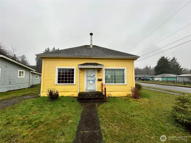 $129,900 | 1304 5th Street, Cosmopolis, WA 98537