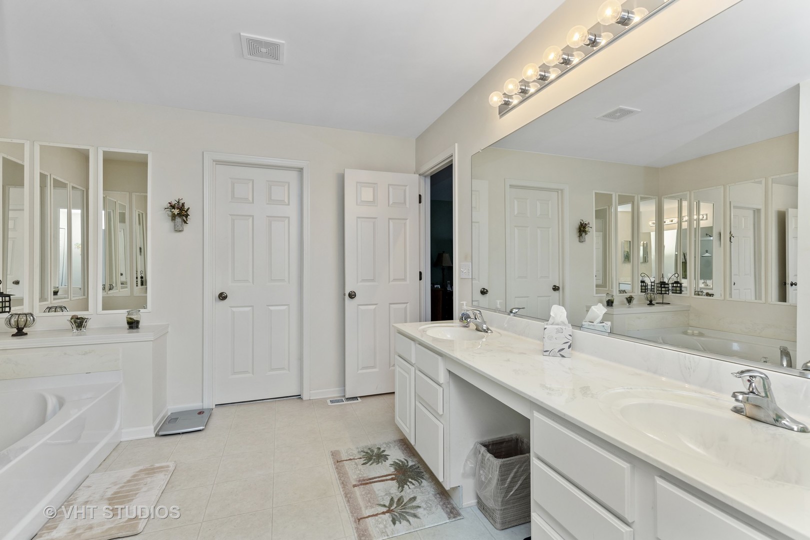 2621 Arbor Drive McHenry, IL 60050 - Photo 17 of 36 a spacious bathroom with a double vanity sink mirror and bathtub