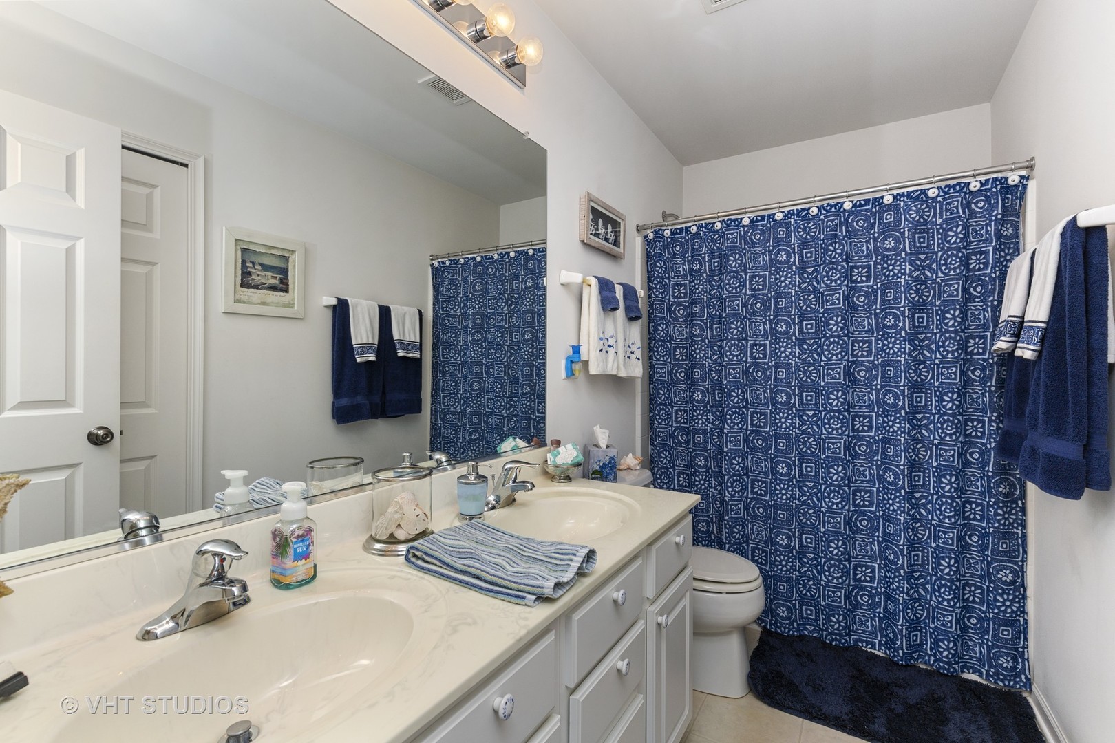 2621 Arbor Drive McHenry, IL 60050 - Photo 18 of 36 a bathroom with a sink toilet and shower
