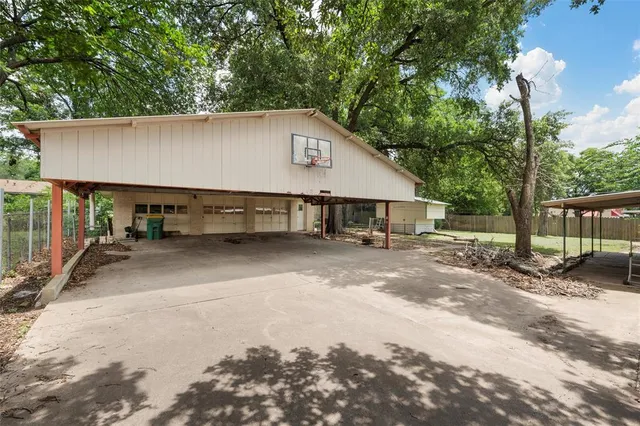 a view of house and outdoor space