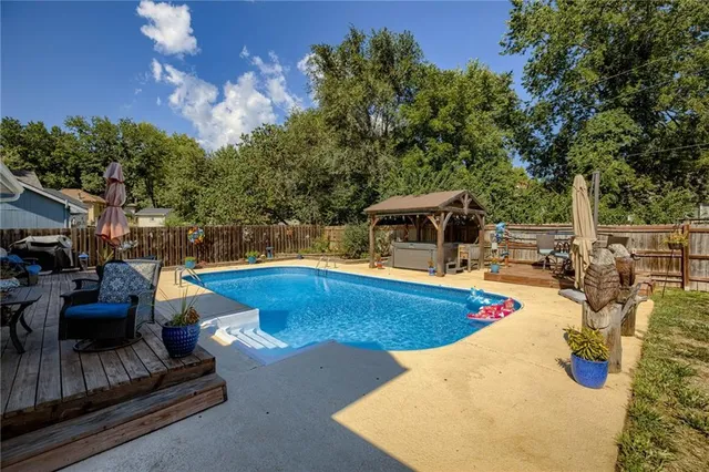 $420,000 | 129 Crestview Court, Lansing, KS 66043