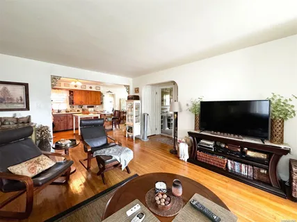 $569,000 | 768 Hickory Street, Lindenhurst, NY 11757