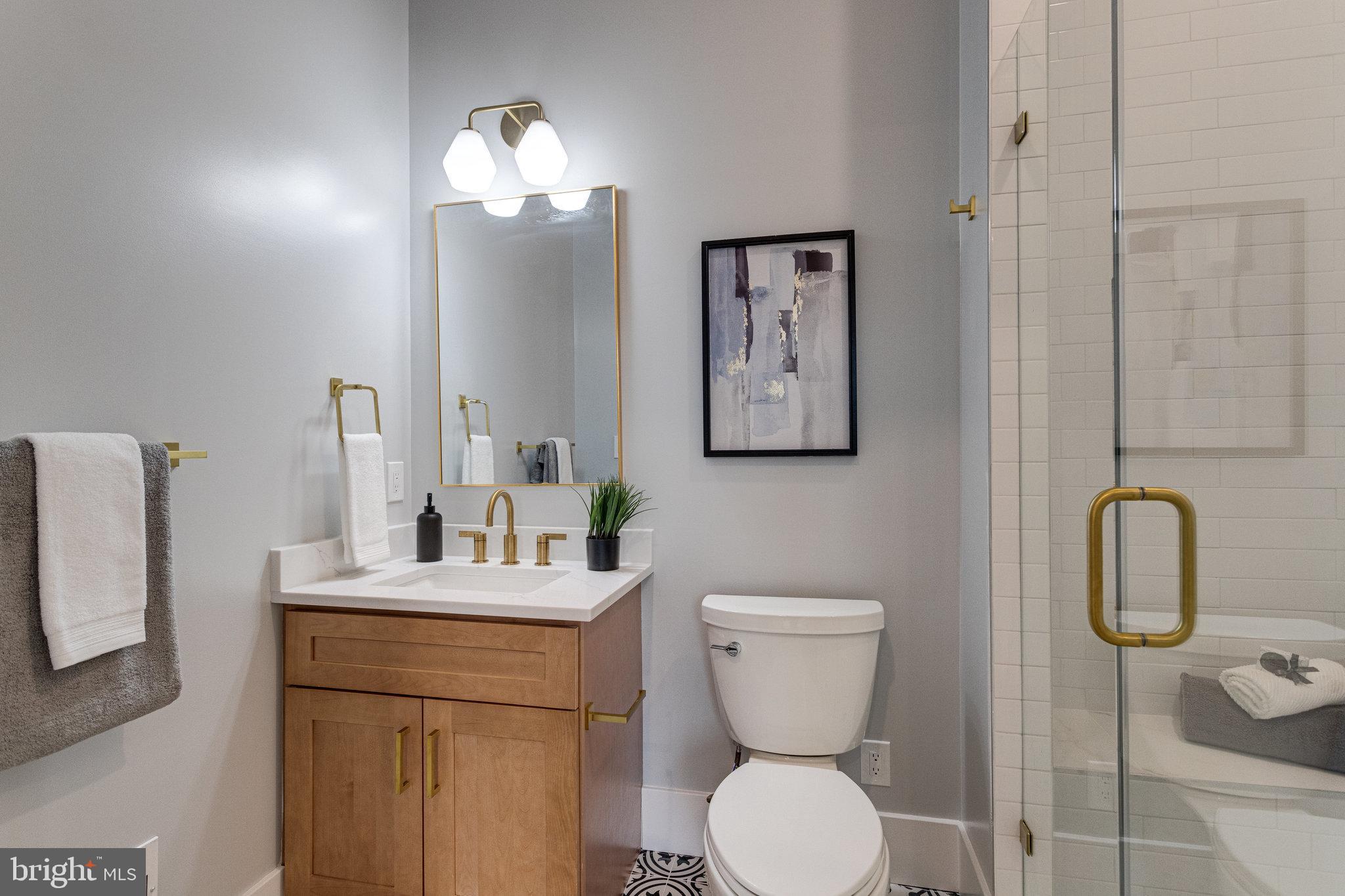 1952 Foxhall Road McLean, VA 22101 - Photo 37 of 99 Main level bedroom with bathroom