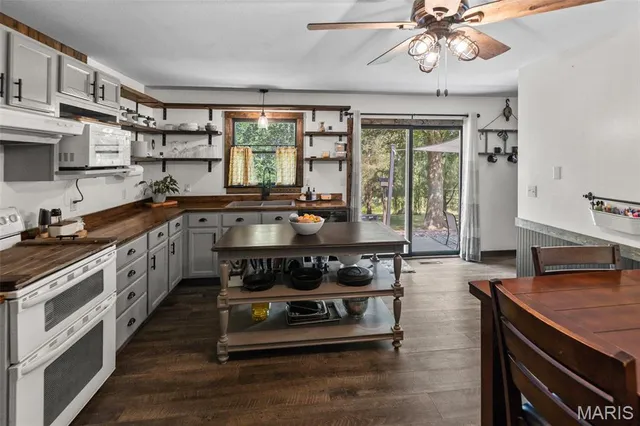 $281,000 | 14865 Willow Street, Grafton, IL 62037