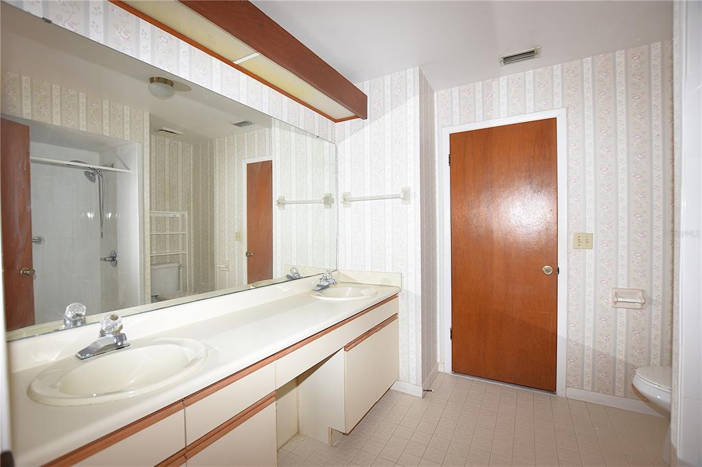707 Carpenters Way, Unit 45 Lakeland, FL 33809 - Photo 15 of 20 a bathroom with a sink and a mirror