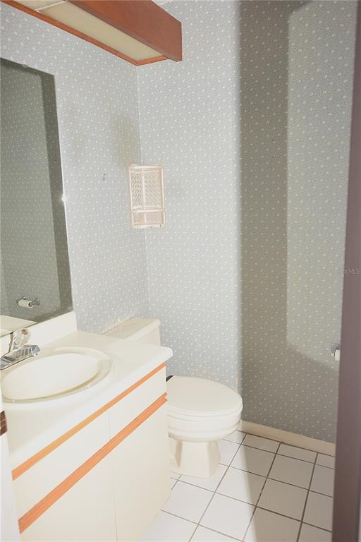 707 Carpenters Way, Unit 45 Lakeland, FL 33809 - Photo 10 of 20 a bathroom with a sink a toilet and a mirror