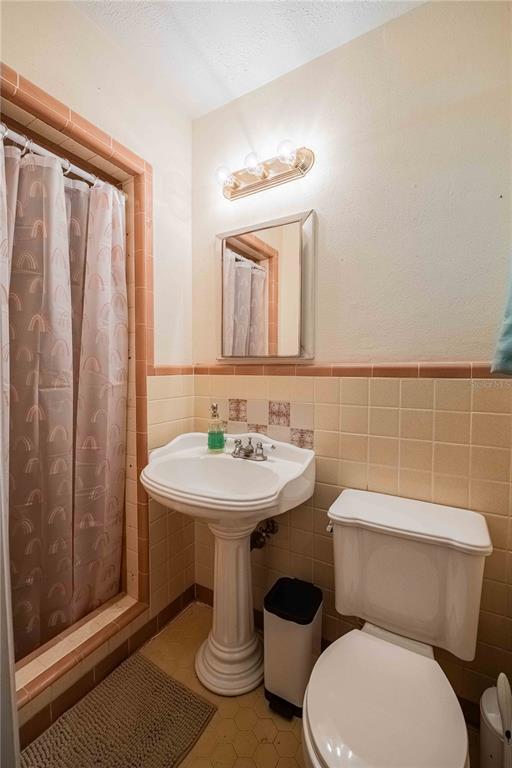 5110 Lakeland Highlands Road Lakeland, FL 33813 - Photo 30 of 40 a bathroom with a toilet a sink and a mirror
