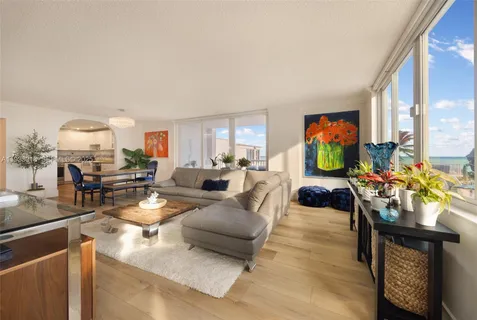 $850,000 | 5401 Collins Avenue, Unit 102, Miami Beach, FL 33140