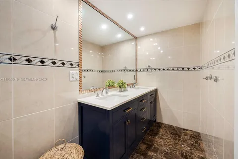 $850,000 | 5401 Collins Avenue, Unit 102, Miami Beach, FL 33140