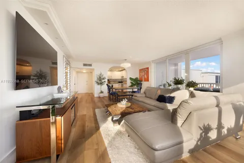 $850,000 | 5401 Collins Avenue, Unit 102, Miami Beach, FL 33140