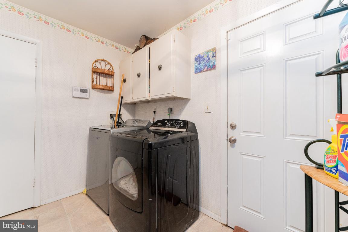 9201 Lawnview Lane Laurel, MD 20708 - Photo 27 of 49 Main level laundry & mudroom