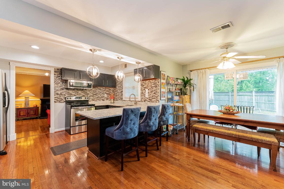9201 Lawnview Lane Laurel, MD 20708 - Photo 5 of 49 Eat-in kitchen with sliding door access to patio