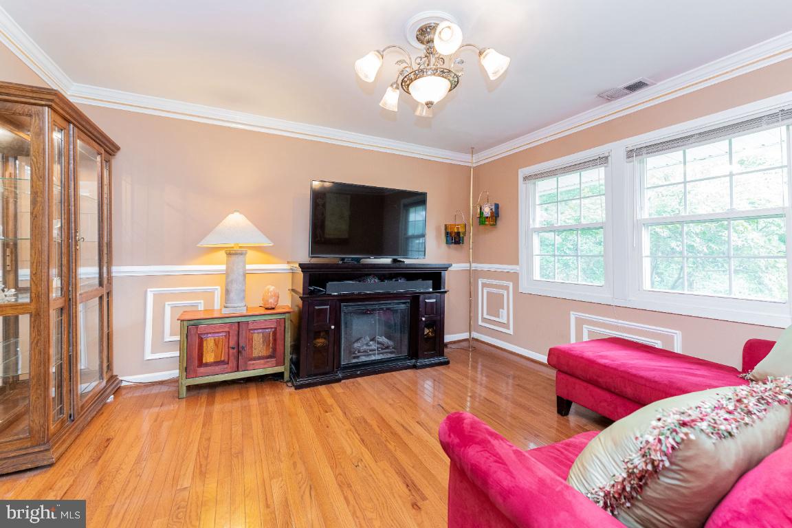 9201 Lawnview Lane Laurel, MD 20708 - Photo 9 of 49 Family Room or Formal Dining