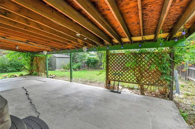 a view of a backyard