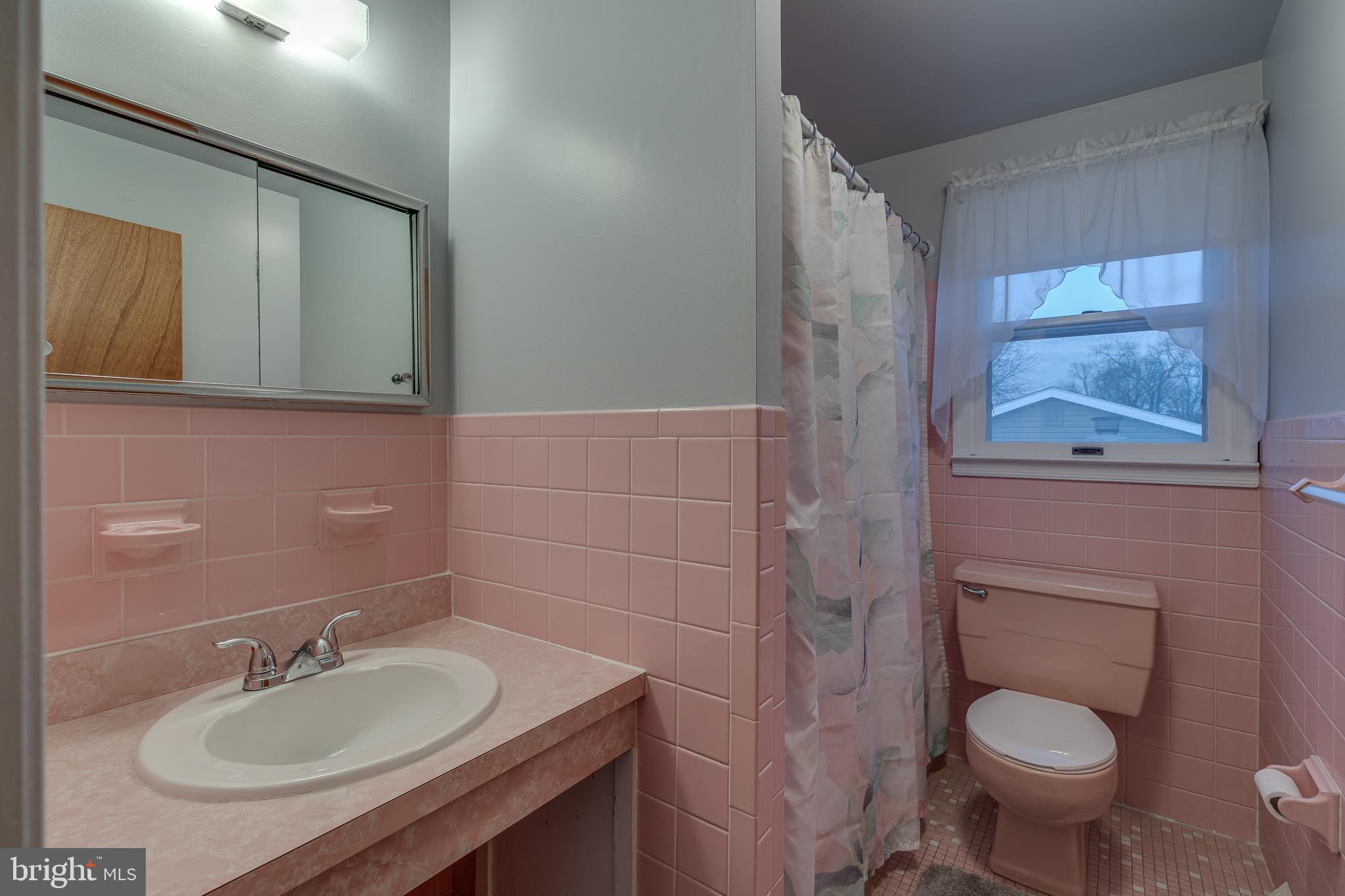 10963 Kipling Lane Philadelphia, PA 19154 - Photo 29 of 39 a bathroom with a sink toilet and mirror