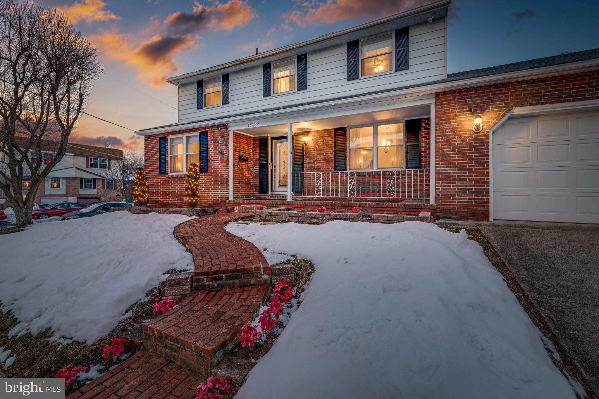 10963 Kipling Lane Philadelphia, PA 19154 - Photo 4 of 39 a street view with sitting space