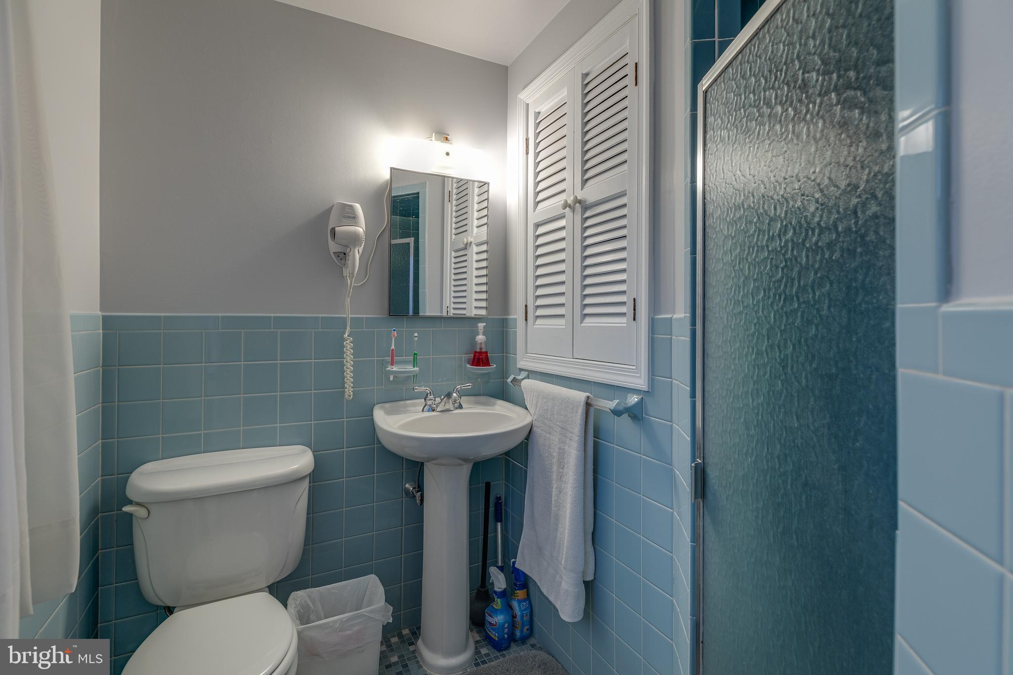 10963 Kipling Lane Philadelphia, PA 19154 - Photo 35 of 39 a bathroom with a toilet sink and mirror