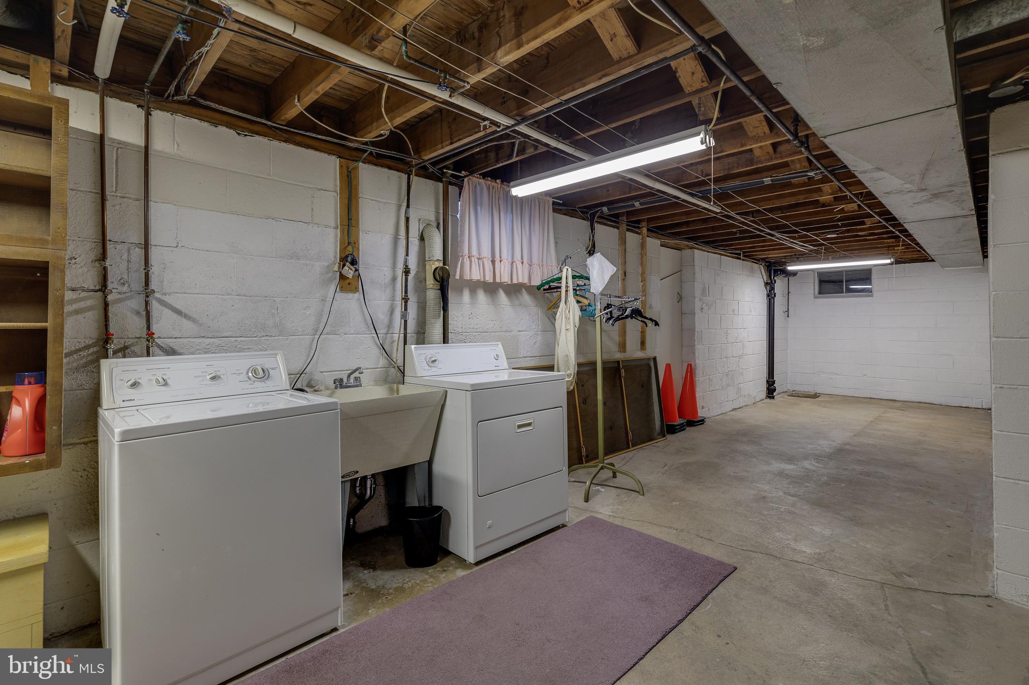 10963 Kipling Lane Philadelphia, PA 19154 - Photo 38 of 39 a utility room with dryer and washer