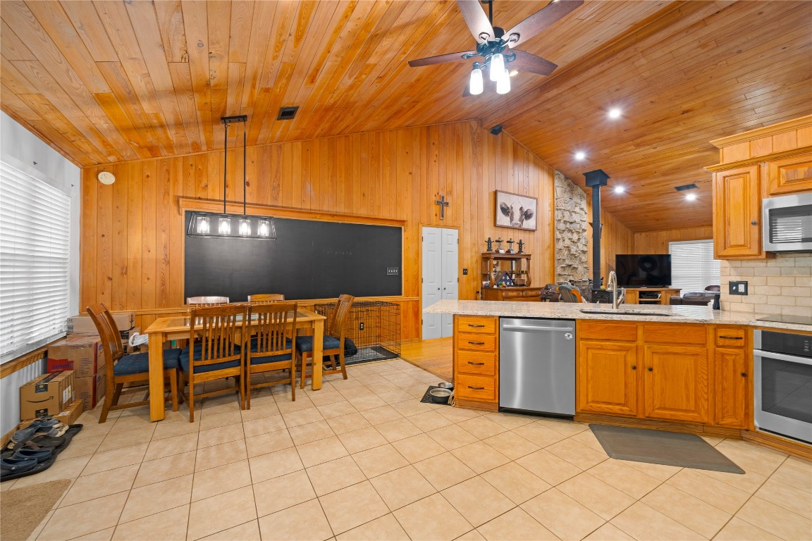 9895 Hickory Ridge Drive Conroe, TX 77303 - Photo 11 of 50