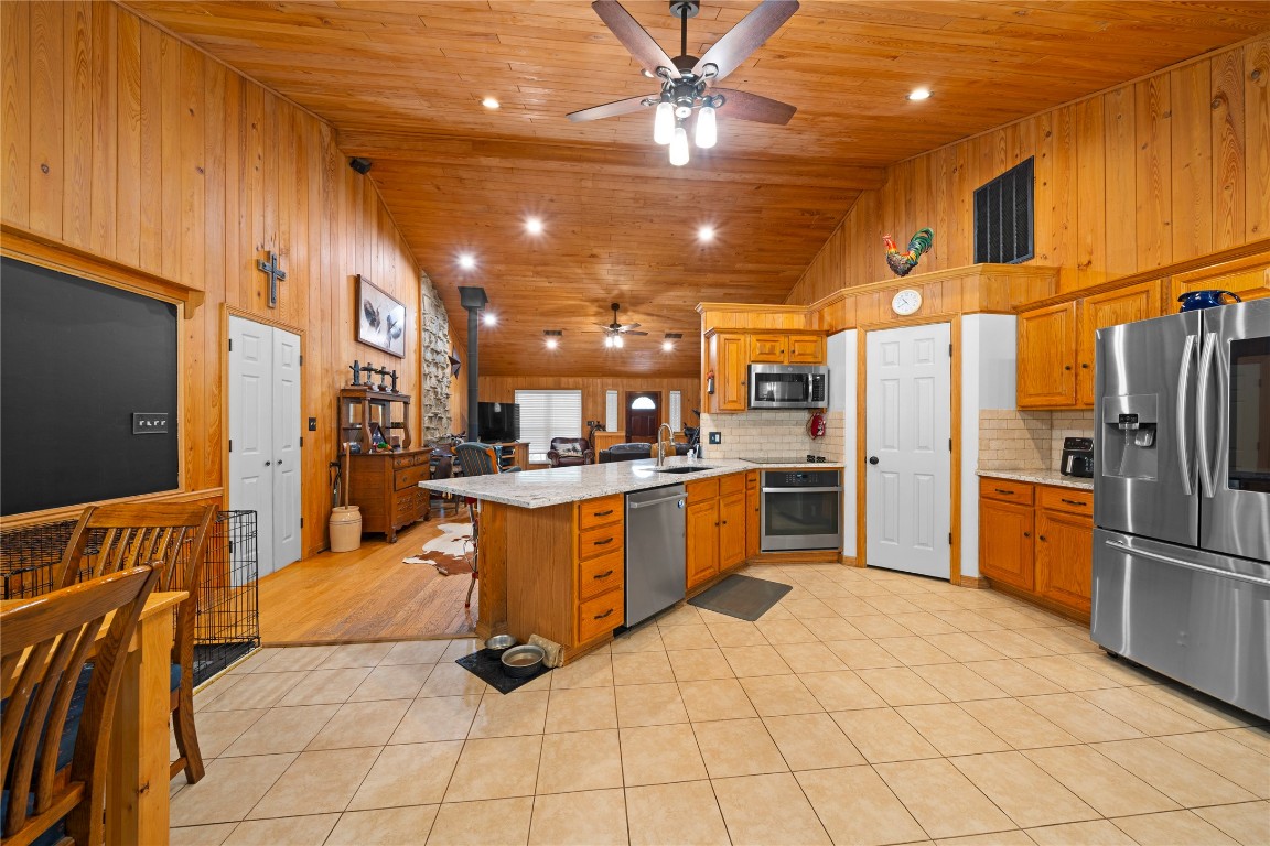 9895 Hickory Ridge Drive Conroe, TX 77303 - Photo 9 of 50