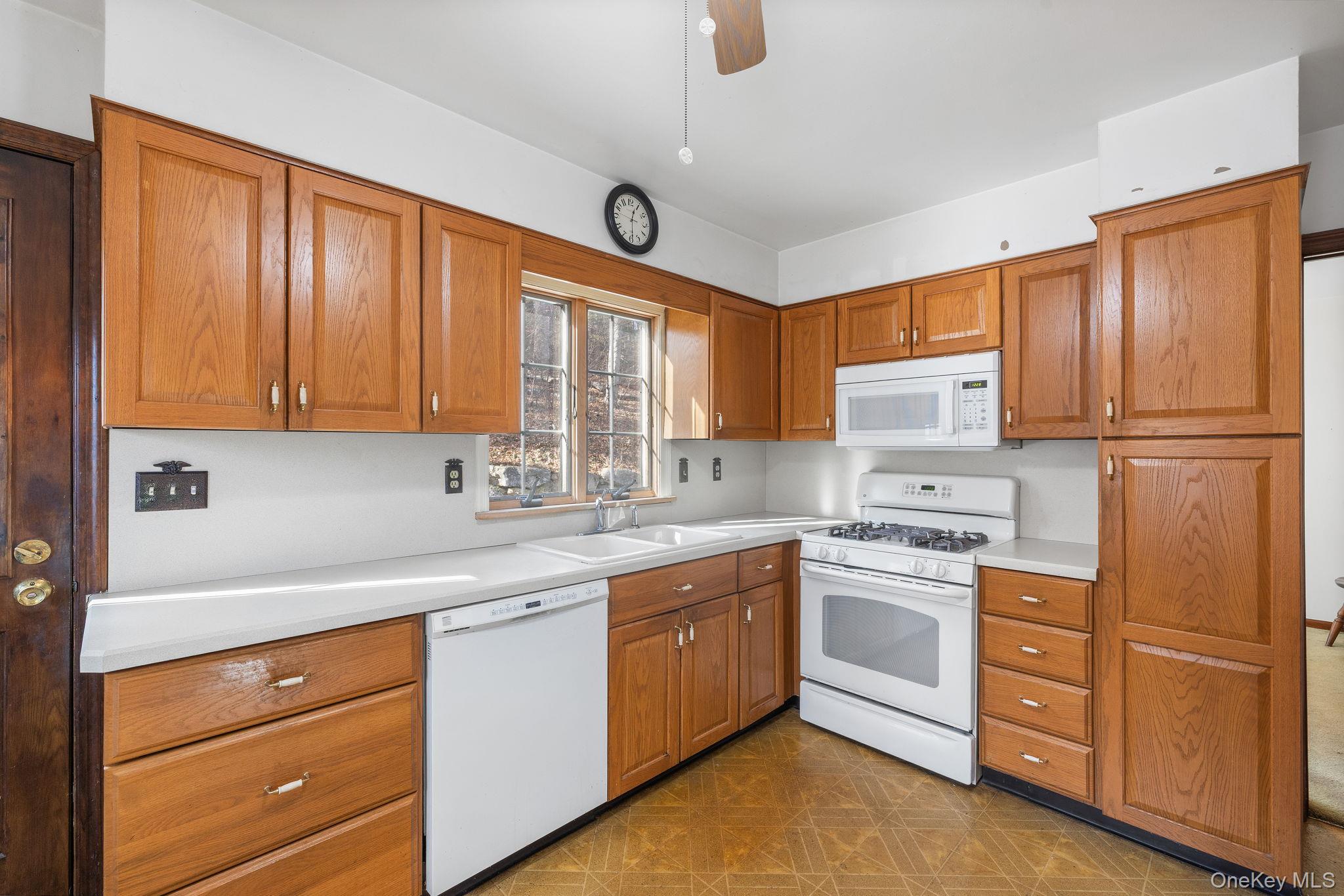 46 Nursery Road Tuxedo Park, NY 10987 - Photo 7 of 42