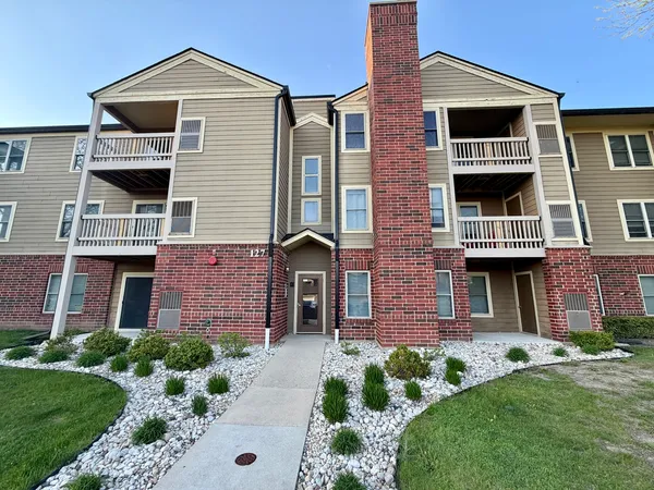 $1,840 | 127 Glengarry Drive, Unit 307, Bloomingdale, IL 60108
