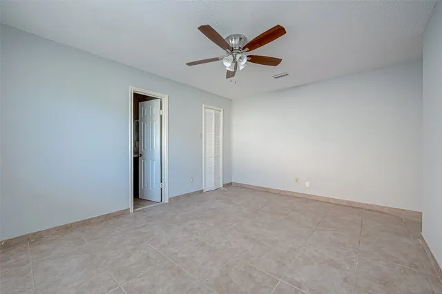 an empty room with ceiling fan and a ceiling fan