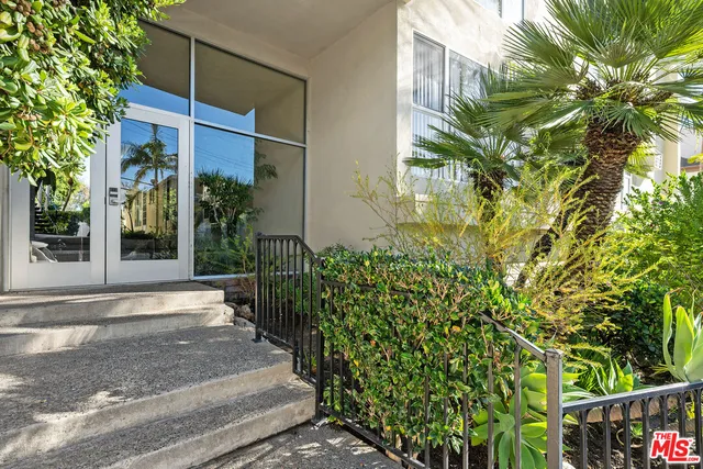 a view of a entrance of the house