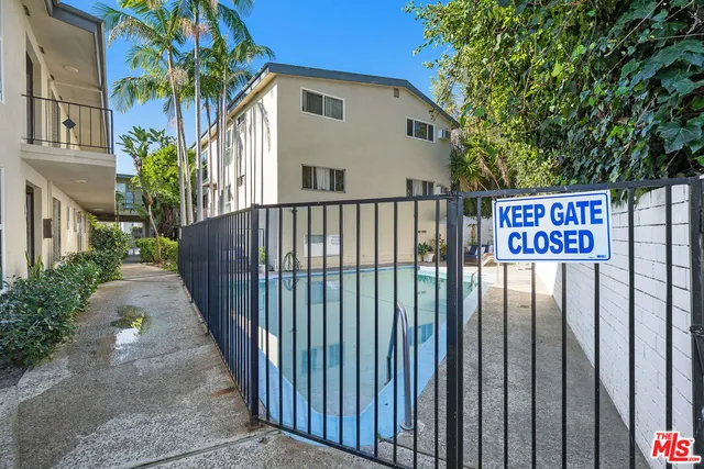 a view of a house with backyard and plants