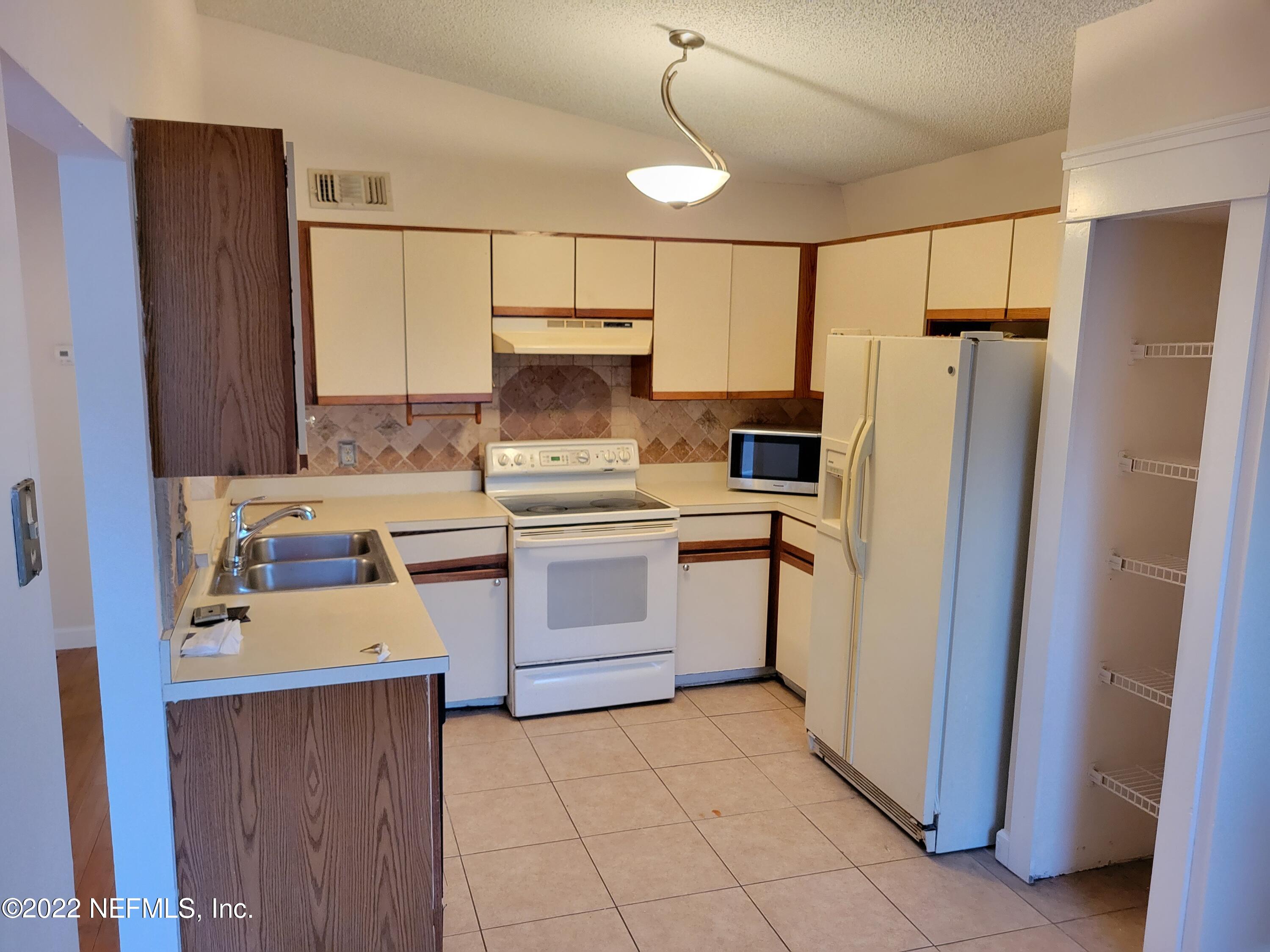 562 George Taylor Street Orange Park, FL 32073 - Photo 5 of 15 20220509_201120